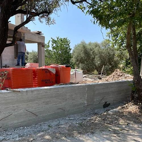 De muur rond Villa MIPA Samos